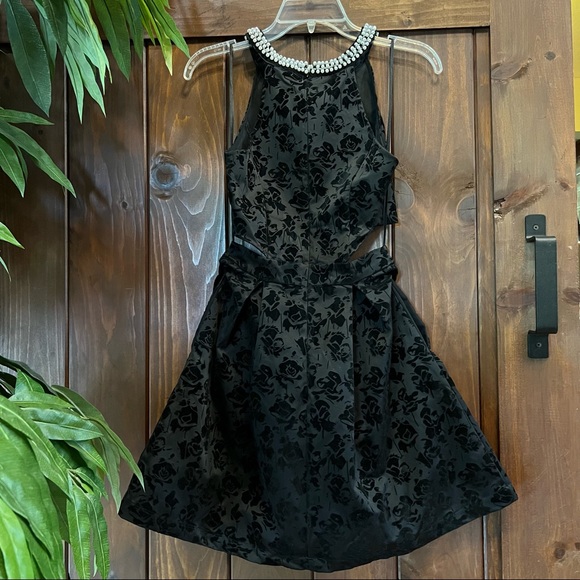 NWT Francesca’s Velvet Floral Pearl Halter Cut Out Cocktail Mini Dress - Picture 7 of 7